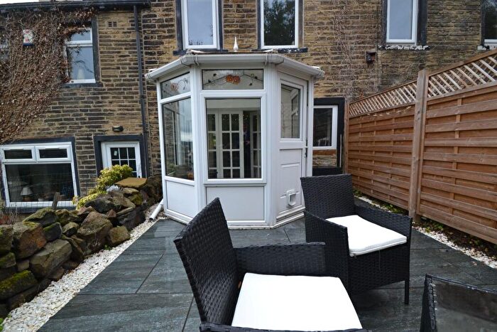 2 Bedroom Cottage For Sale In Burnwells, Thackley, BD10