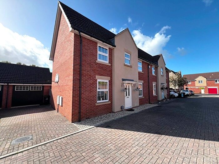 3 Bedroom Semi-Detached House For Sale In Hull Road, Swindon, SN2