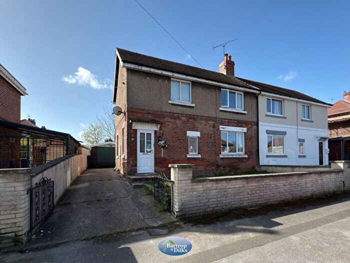 3 Bedroom Semi-Detached House For Sale In Dukeries Crescent, Worksop, S80