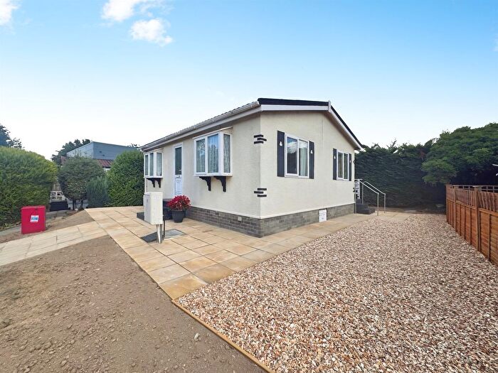 2 Bedroom Mobile/park Home For Sale In Taunton Vale Park, Bathpool, Taunton, TA2