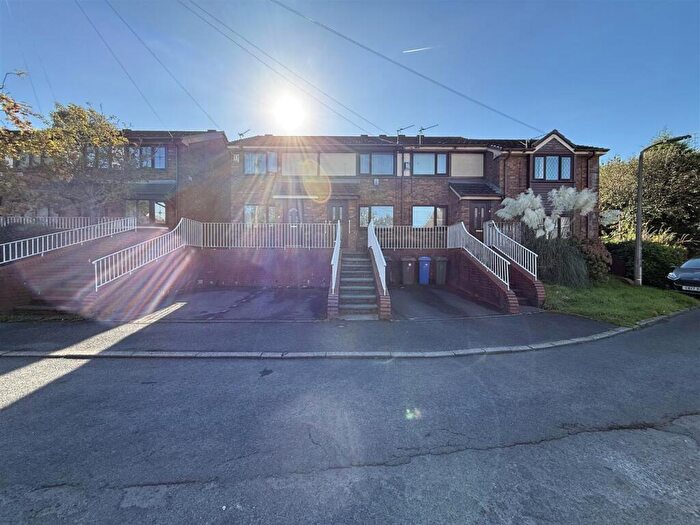 2 Bedroom Mews For Sale In Lyndhurst View, Dukinfield, SK16