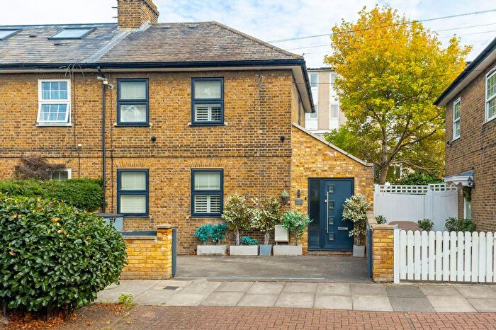 3 Bedroom Terraced House For Sale In Kingfield Street, London, E14