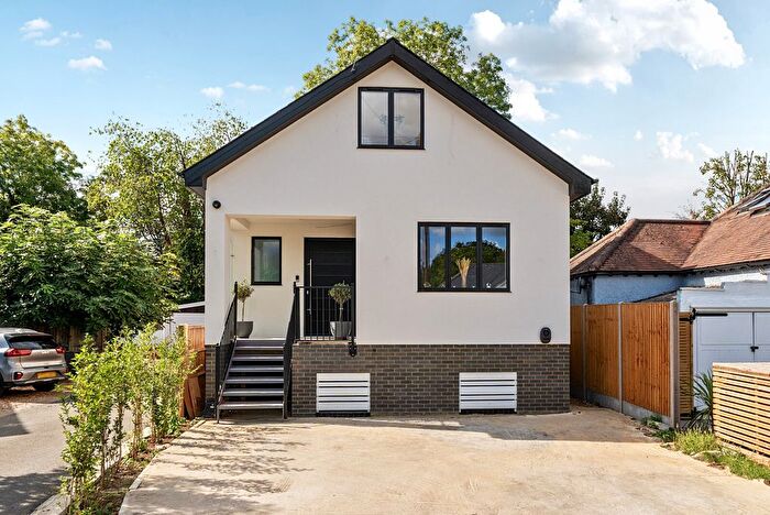 3 Bedroom Detached House For Sale In Willow Way, Sunbury-On-Thames, TW16