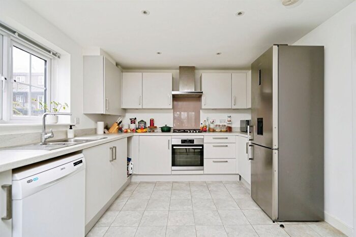 2 Bedroom Flat For Sale In Franklin Gardens, Didcot, OX11