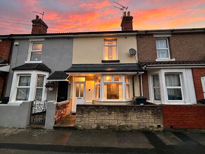 3 Bedroom Terraced House For Sale In Ipswich Street, Swindon, SN2