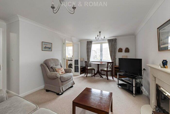 1 Bedroom Retirement Property For Sale In Oaktree Court, Addlestone, KT15