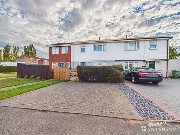 3 Bedroom Terraced House For Sale In Russell Avenue, Aylesbury, HP21