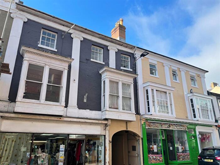2 Bedroom Apartment For Sale In Pier Street, Ventnor, PO38