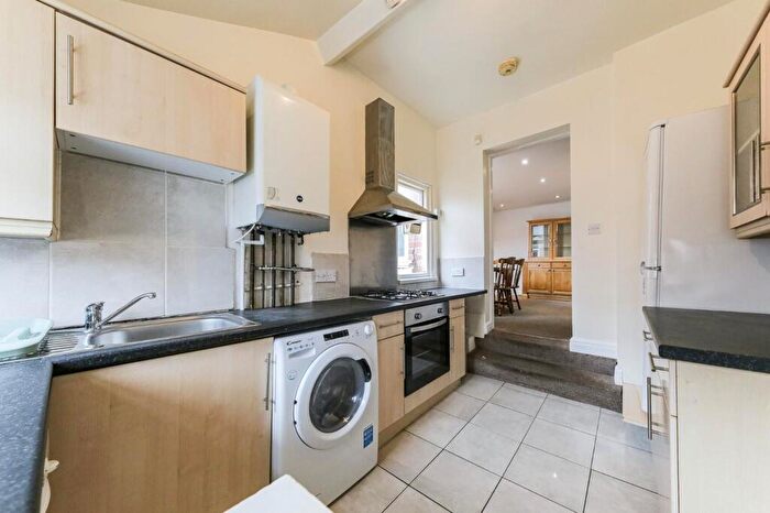 5 Bedroom House Of Multiple Occupation To Rent In Grosvenor Road - Bedrooms - £Pppw, NE2