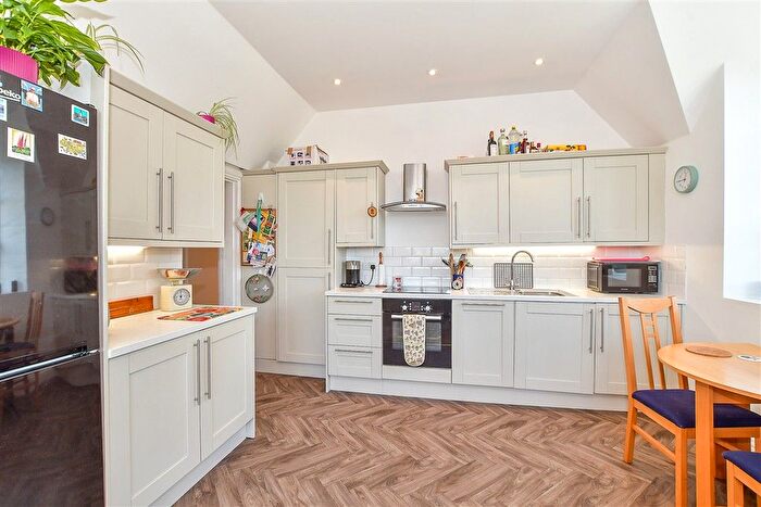 2 Bedroom Flat For Sale In Baltic Road, Tonbridge, Kent, TN9