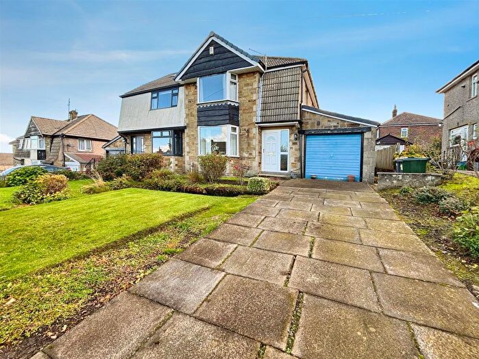 3 Bedroom Semi-Detached House For Sale In Hollingwood Lane, Bradford, BD7