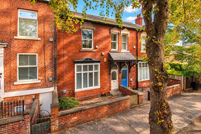 3 Bedroom Terraced House For Sale In Wentworth Terrace, Wakefield, WF1