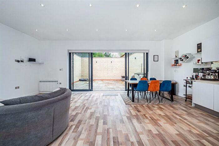 2 Bedroom Flat For Sale In Gunnersbury Avenue, W5