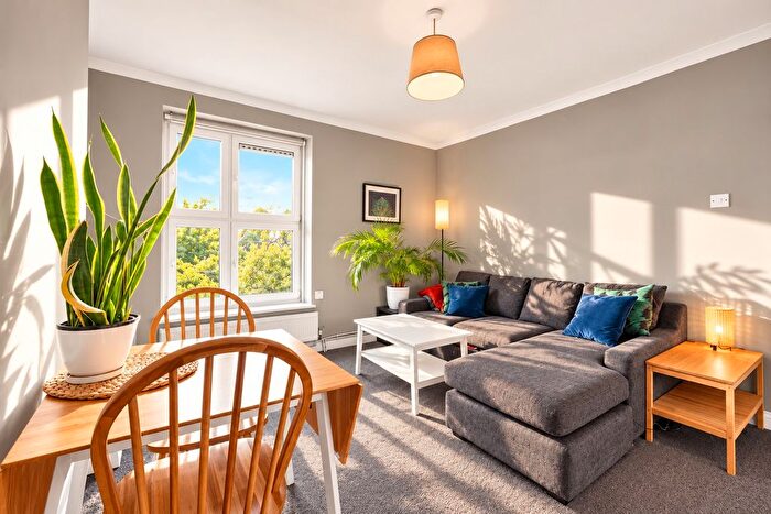 2 Bedroom Flat For Sale In Wandsworth Road, London, SW8
