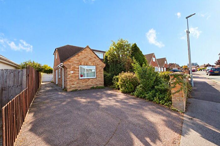4 Bedroom Detached Bungalow For Sale In Onslow Road, Luton, LU4