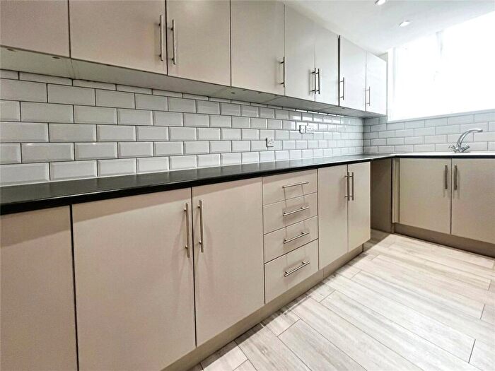 2 Bedroom Flat To Rent In Hillside Avenue, Strood, Rochester, Kent, ME2