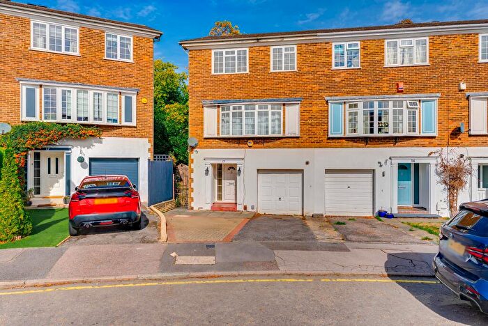 4 Bedroom End Of Terrace House For Sale In Reynard Close, Bromley, BR1