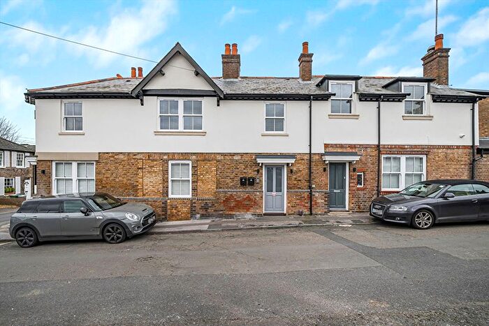 1 Bedroom Flat To Rent In Cross Road, Weybridge, KT13