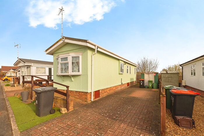 2 Bedroom Park Home For Sale In Weston Avenue, Leighton Buzzard, LU7