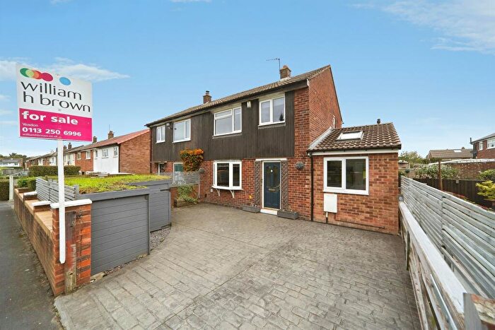 4 Bedroom Semi-Detached House For Sale In Raywood Close, Yeadon, Leeds, LS19