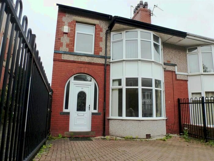 4 Bedroom Semi-Detached House To Rent In Rothwell Drive, Halifax, HX1