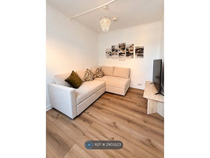 1 Bedroom Flat To Rent In Hook Road, Surbiton, KT6