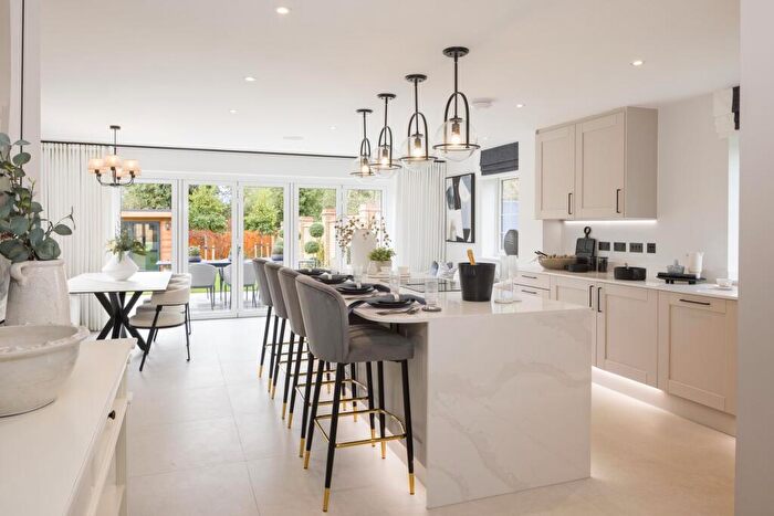 5 Bedroom Detached House For Sale In Russell Road, Toddington, LU5