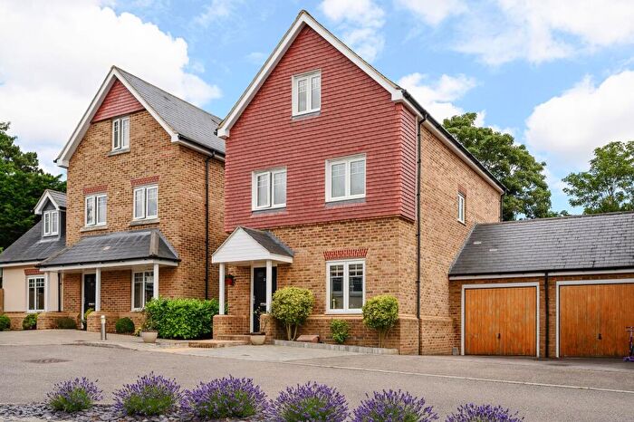 4 Bedroom Link Detached House For Sale In Halcyon Close, Oxshott, KT22