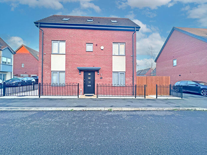 4 Bedroom Semi-Detached House For Sale In Thursfield Road, Tipton, DY4