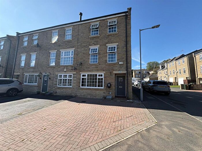 4 Bedroom Town House For Sale In Myers Close, Idle, Bradford, BD10