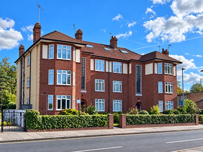2 Bedroom Flat For Sale In Warwick Road, London, N11