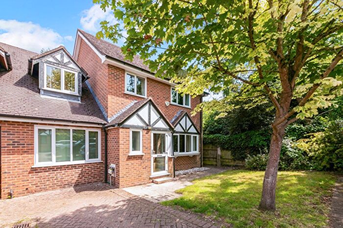 4 Bedroom Link Detached House For Sale In Bluegates, Ewell, KT17