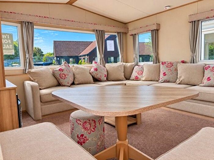 3 Bedroom Mobile/park Home For Sale In Carlton, Saxmundham, IP17