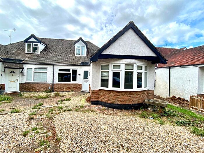 3 Bedroom Semi-Detached Bungalow For Sale In Oaklands Avenue, Brookmans Park, AL9