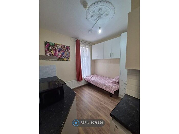 Studio To Rent In Park Ridings, London, N8