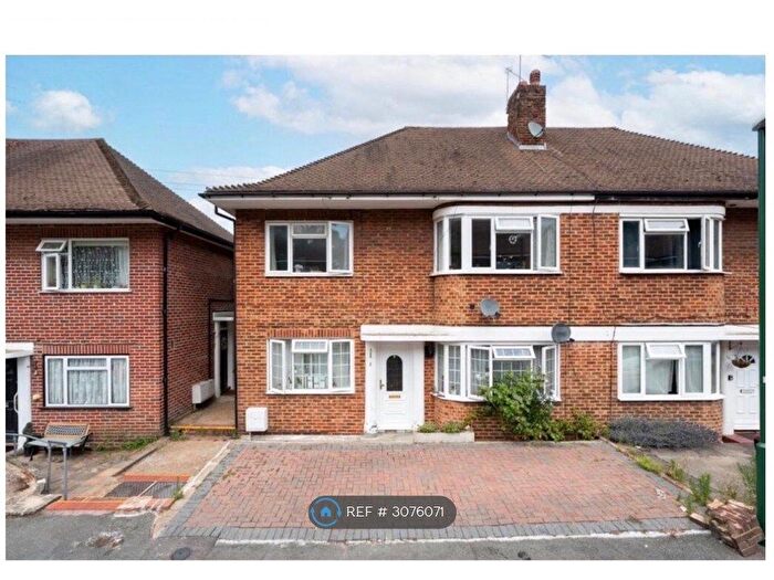 2 Bedroom Maisonette To Rent In Falcourt Close, Sutton, SM1