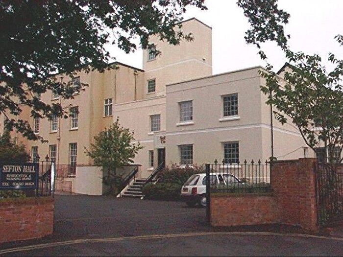 2 Bedroom Flat For Sale In Sefton Court, Dawlish, EX7