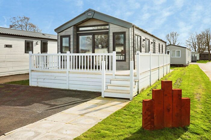 2 Bedroom Mobile/park Home For Sale In Manor House, Church Laneham, Retford, DN22