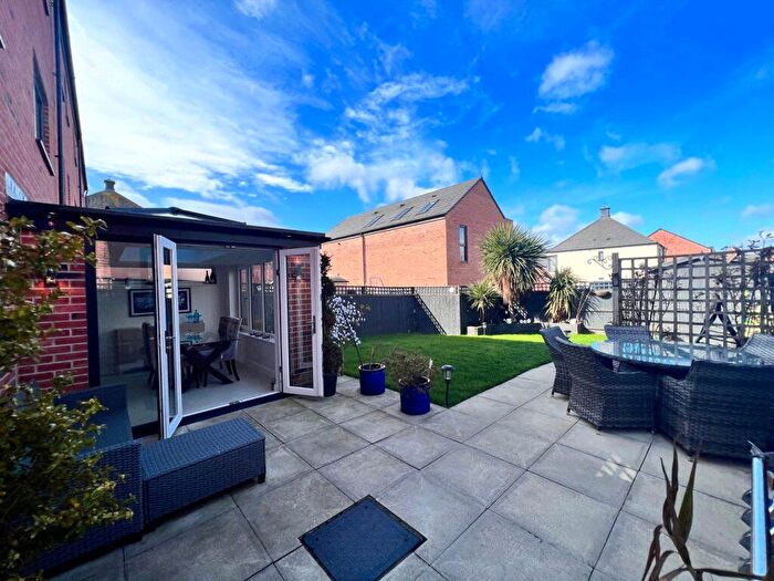 4 Bedroom Town House For Sale In Middleton Little Road, Allerton Bywater, Castleford, West Yorkshire, WF10