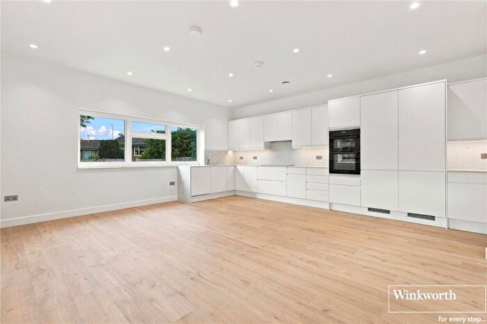 3 Bedroom Apartment To Rent In Temple Close, London, N3