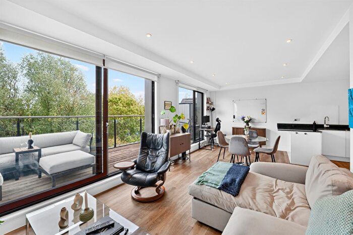 1 Bedroom Flat For Sale In Knaresborough Drive, London, SW18