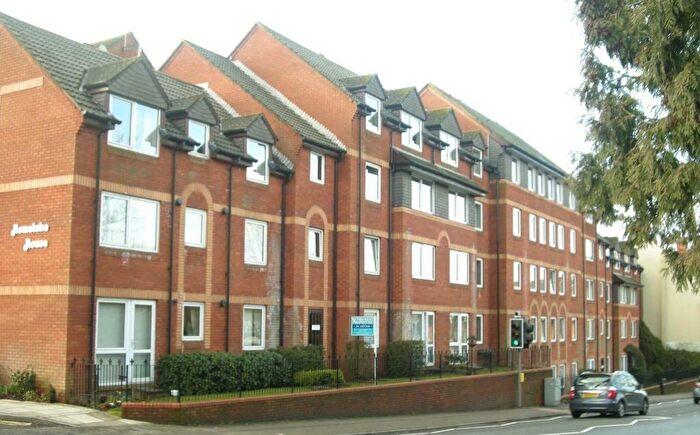 1 Bedroom Flat To Rent In Station Road, Parkstone, Poole, Dorset, BH14