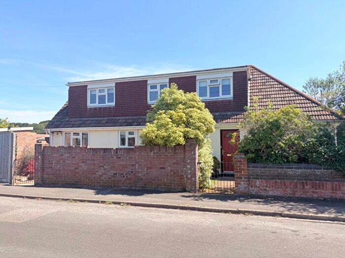 4 Bedroom Chalet For Sale In Ivor Close, Holbury, Southampton, Hampshire, SO45