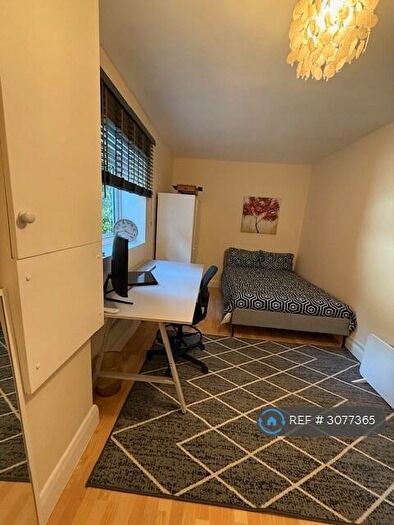 1 Bedroom Flat To Rent In Palmerston Road, Buckhurst Hill, IG9