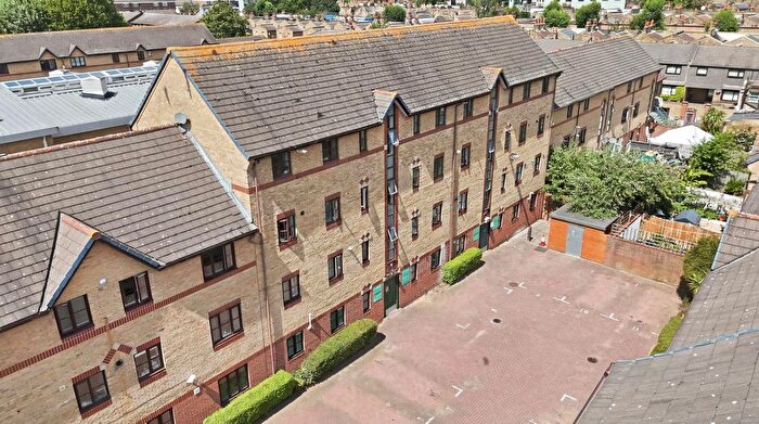 1 Bedroom Flat For Sale In Stainsbury Street, London, E2