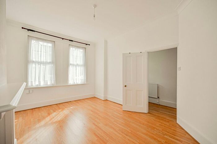 2 Bedroom Flat For Sale In Sirdar Road, Wood Green, London, N22