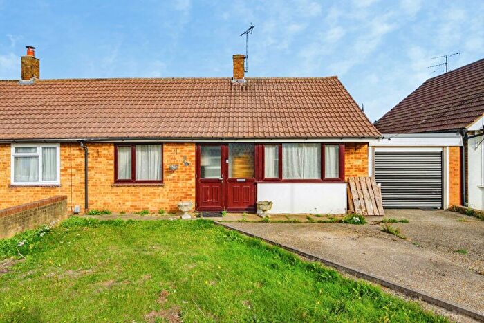 3 Bedroom Bungalow For Sale In Homedale Drive, Luton, Bedfordshire, LU4