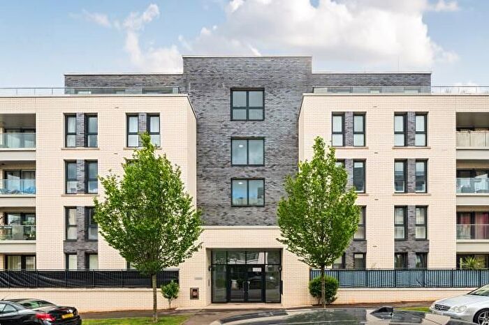 1 Bedroom Flat For Sale In Chieftain Road, Chertsey, KT16