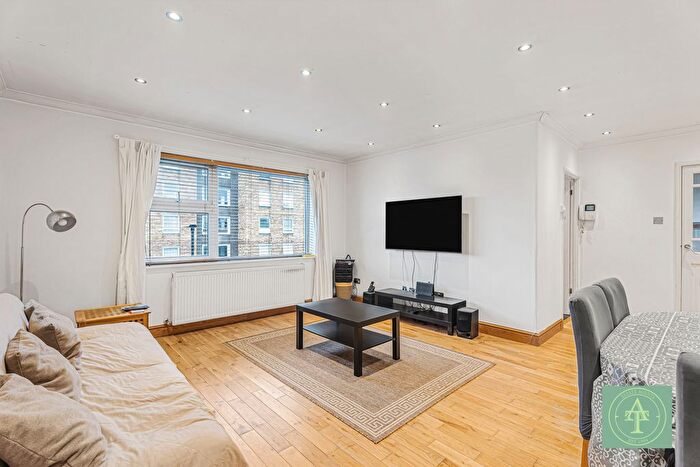 2 Bedroom Maisonette For Sale In Uvedale Road, Enfield, EN2