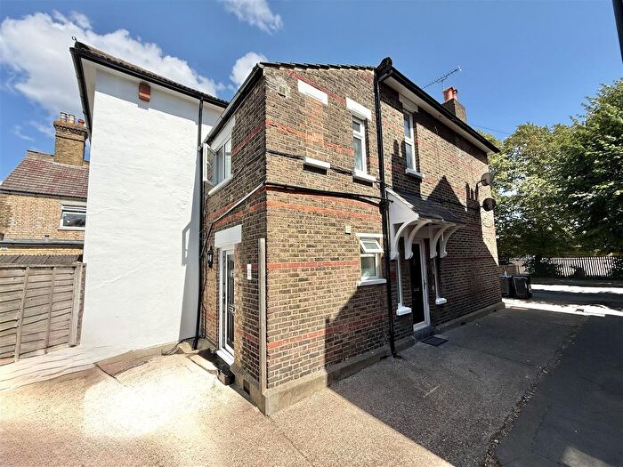 3 Bedroom Maisonette To Rent In Sydenham Road, Croydon, CR0